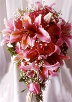 /album/buqu%c3%aa%20cascata%20%28click%20aqui%20e%20escolha%20o%20seu%29/cod-04c-lirio-e-rosas-cor-rosa-musquitinho-e-verde-jpg/